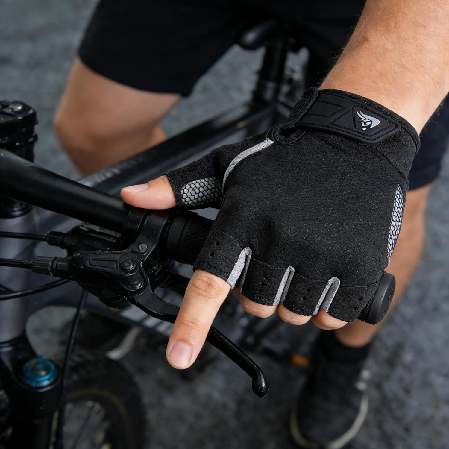 Men & Women Fingerless Gym Gloves – Anti-Slip Breathable Workout Gloves for Weightlifting, Cycling, Training & Sports